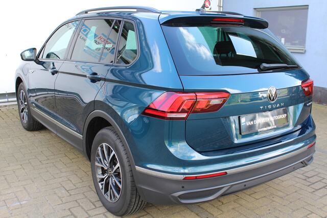 Volkswagen TIGUAN 1.5 eHybrid Life Edition | Achteruitrijcamera | Digital cockpit | Adaptieve cruise controle | Climate controle | Parkeersensoren V+A | Elektrische kofferklep | Keyless entry/start | Navigatie | Apple CarPlay/Android Auto | Schakelmogelijkheid aan stuurwie