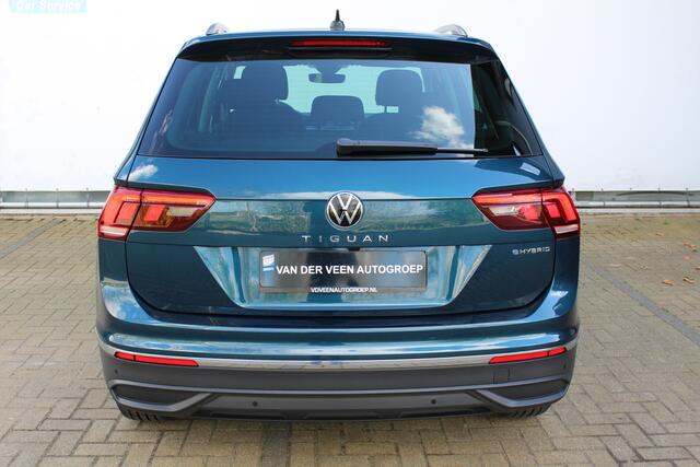 Volkswagen TIGUAN 1.5 eHybrid Life Edition | Achteruitrijcamera | Digital cockpit | Adaptieve cruise controle | Climate controle | Parkeersensoren V+A | Elektrische kofferklep | Keyless entry/start | Navigatie | Apple CarPlay/Android Auto | Schakelmogelijkheid aan stuurwie