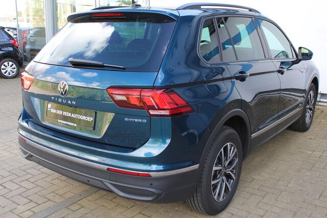 Volkswagen TIGUAN 1.5 eHybrid Life Edition | Achteruitrijcamera | Digital cockpit | Adaptieve cruise controle | Climate controle | Parkeersensoren V+A | Elektrische kofferklep | Keyless entry/start | Navigatie | Apple CarPlay/Android Auto | Schakelmogelijkheid aan stuurwie