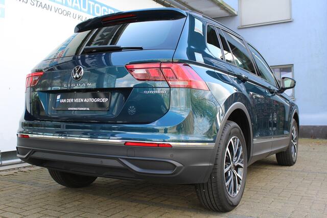Volkswagen TIGUAN 1.5 eHybrid Life Edition | Achteruitrijcamera | Digital cockpit | Adaptieve cruise controle | Climate controle | Parkeersensoren V+A | Elektrische kofferklep | Keyless entry/start | Navigatie | Apple CarPlay/Android Auto | Schakelmogelijkheid aan stuurwie