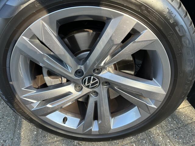 Volkswagen TIGUAN 1.4 TSI eHybrid R-Line Business Pano-Dak | Trekhaak | IQ. Light | Camera | Adapt. Cruise