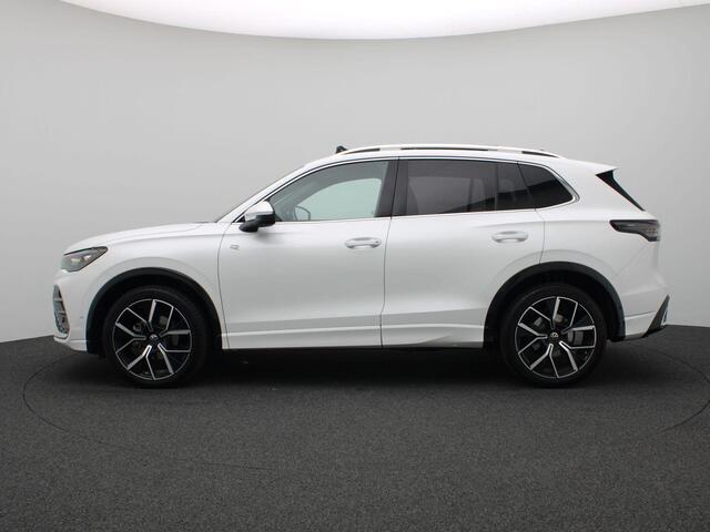 Volkswagen TIGUAN 1.5 eTSI R-Line Business 150PK DSG Head-Up Display, Navi, Harman Kardon, Pano-Schuifdak, DCC, Keyless, Alarm, Elektr. Achterklep, Adaptieve Cruise Controle, Achteruitrijcamera, Trekhaak, 20" LM Velgen