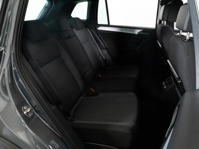 Volkswagen TIGUAN R-Line 1.4 TSI 150 PK DSG AUTOMAAT | LED | Navigatie | Trekhaak | Adaptieve Cruise Control |