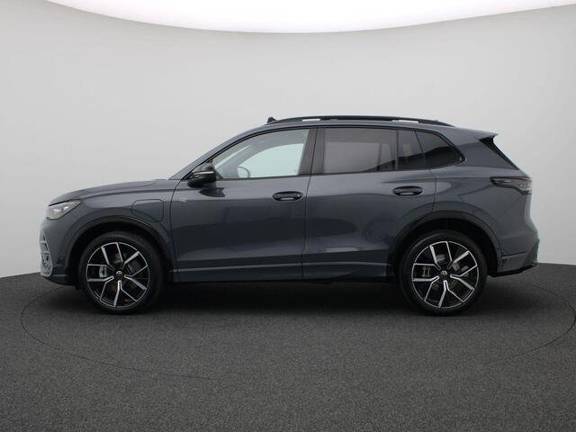 Volkswagen TIGUAN 1.5 eHybrid R-Line Edition matrix led, trekhaak, 360gr. camera, adaptive cruise, side assist, stuur-stoelverwarming, elek. bedienbare achterklep, keyless, voorstoel met massage, 20" lichtmetaal