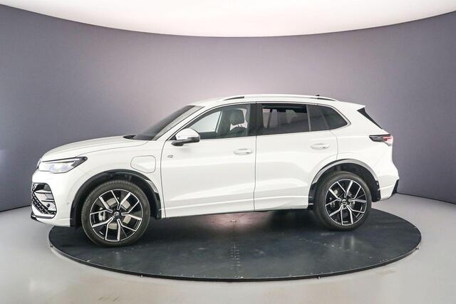 Volkswagen TIGUAN R-Line Edition 1.5 TSI eHybrid 272pk DSG Automaat Trekhaak, Adaptive cruise control, Elektrische achterklep, Navigatie, Achteruitrijcamera, LED verlichting