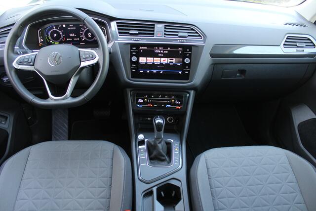 Volkswagen TIGUAN 1.4 TSI eHybrid Life Edition | Achteruitrijcamera | Digital cockpit | Adaptieve cruise controle | Climate controle | Parkeersensoren V+A | Elektrische kofferklep | Keyless entry/start | Navigatie | Apple CarPlay/Android Auto | Schakelmogelijkheid aan stuu