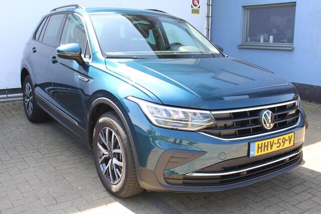 Volkswagen TIGUAN 1.4 TSI eHybrid Life Edition | Achteruitrijcamera | Digital cockpit | Adaptieve cruise controle | Climate controle | Parkeersensoren V+A | Elektrische kofferklep | Keyless entry/start | Navigatie | Apple CarPlay/Android Auto | Schakelmogelijkheid aan stuu