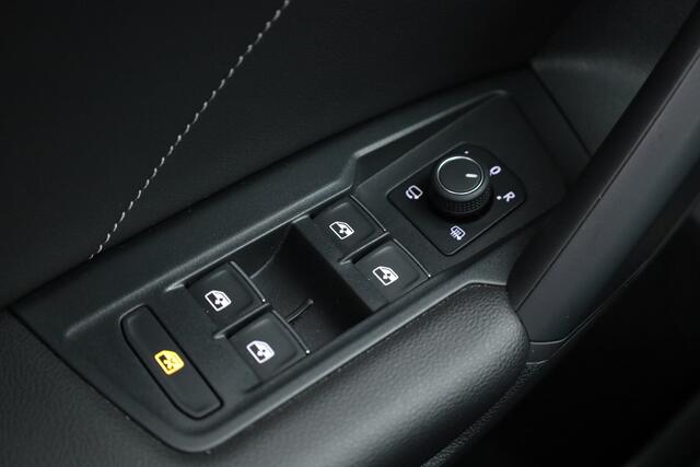 Volkswagen TIGUAN 1.5 TSI R-Line DSG | Pano | Elek. Trekhaak | Travel Assist | IQ. Light | Camera | Stoel- Stuurverw.