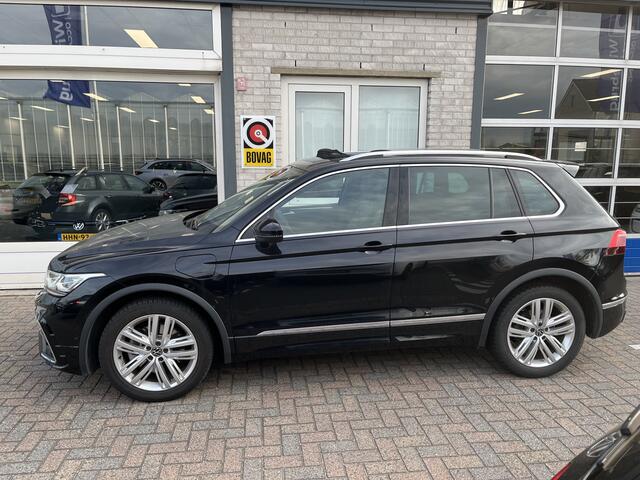 Volkswagen TIGUAN 1.4 TSI eHybrid 2x R-Line / AUTOMAAT/ PANO/ TREKHAAK/ 2X R-LINE/ 245PK/ 20" LMV/ HEAD-UP DISPLAY/ ADAPT. CRUISE/ PARK. SENSOREN/ 360 CAMERA/ NAVI/ RIJ-MODI/ DAB/ APP-CONNECT/ BLUETOOTH/ CLIMA/ STOEL-STUUR VERWARM.