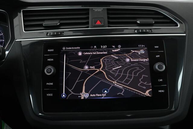 Volkswagen TIGUAN 1.4 TSI eHybrid Life | Stoel & stuurverwarming | Carplay | Adaptive cruise | Full LED | Navigatie | Parkeerhulp | Active Info Display