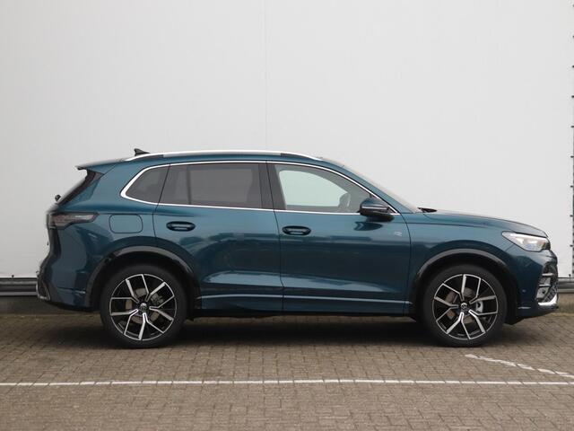 Volkswagen TIGUAN 1.5 eTSI R-Line Business | Keyless | Massage stoelen voor | Panoramadak | 360° camera | Head up Display | Harman Kardon |