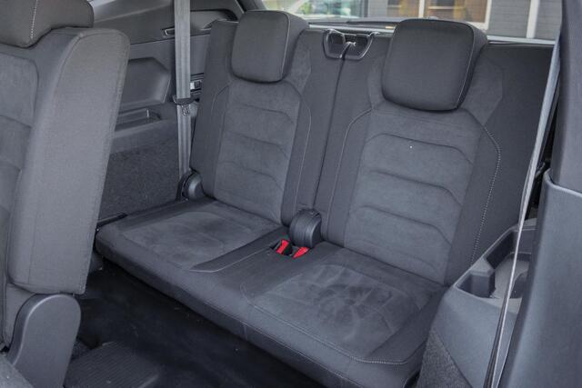 Volkswagen TIGUAN Allspace 1.5 TSI Highline, R-line, 7-Persoons, Panoramadak, Apple Carplay/Android Auto, Navigatie, Trekhaak!