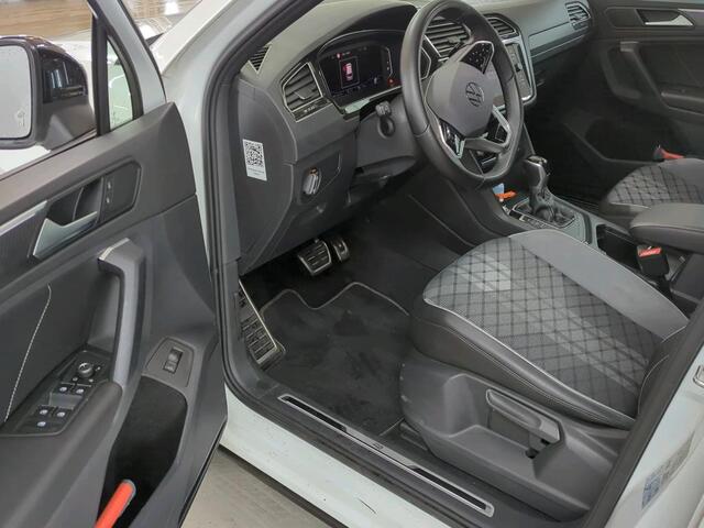 Volkswagen TIGUAN 1.5 TSI 150pk R-Line Business+ Black Style DSG / IQ LED Koplampen / Stoel en Stuurwielverwarming / Active info Display