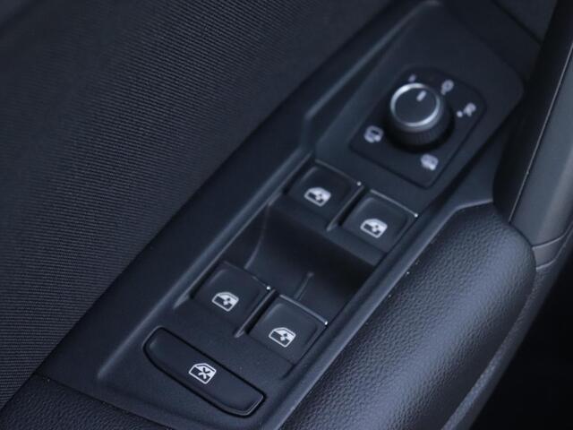 Volkswagen TIGUAN 1.5 TSI Elegance | Stoel & stuur verwarming | Trekhaak | Navigatie | Camera | Keyless |