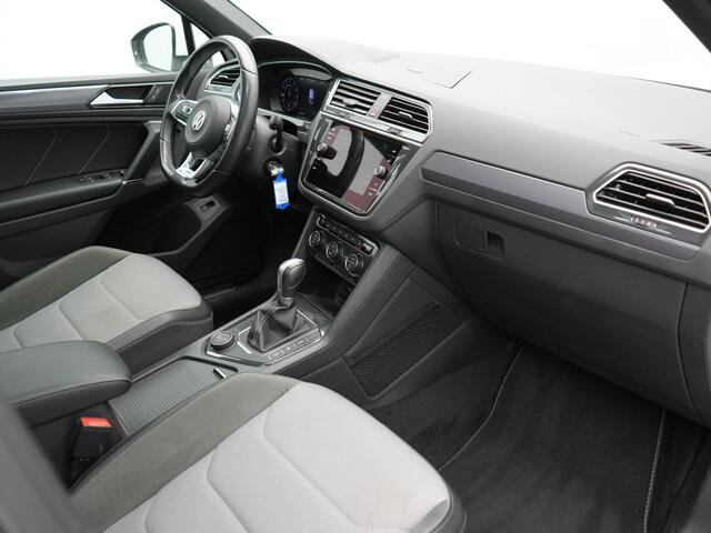 Volkswagen TIGUAN 2.0 TSI 4Motion R-Line 220pk | Panodak | Trekhaak Afneembaar | Adaptive Cruise | 360 Camera | LED | Carplay | Stoelverwarming | 20'' L.M. |