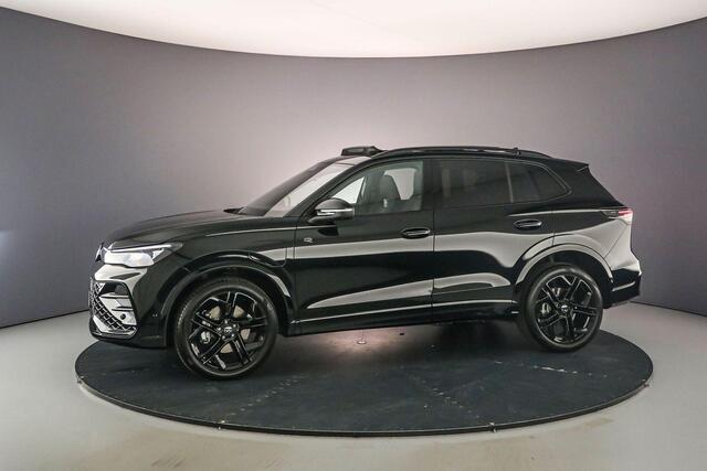Volkswagen TIGUAN R-Line Business 1.5 TSI eHybrid 272pk DSG Automaat Trekhaak, Black style, Panoramadak, Navigatie, Adaptive cruise control, 360 camera, Elektrische achterklep, Achteruitrijcamera