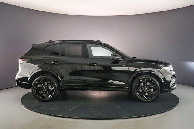 Volkswagen TIGUAN R-Line Business 1.5 TSI eHybrid 272pk DSG Automaat Trekhaak, Black style, Panoramadak, Navigatie, Adaptive cruise control, 360 camera, Elektrische achterklep, Achteruitrijcamera