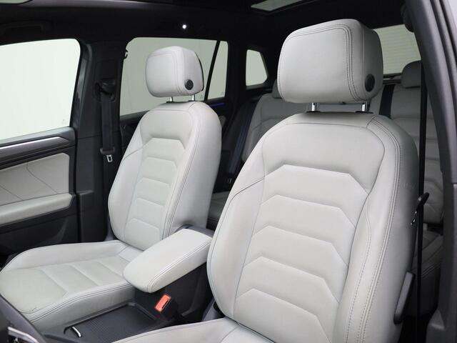 Volkswagen TIGUAN 1.5TSI/150PK R-Line Blackstyle DSG · Panoramadak · Leder · Camera + Parkeersensoren