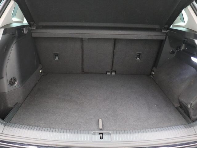 Volkswagen TIGUAN 1.4 TSI eHybrid Elegance 245PK DSG Matrix Led, adaptive cruise met travel assist, schuif-kanteldak, achteruitrijcamera, elek. bedienbare achterklep, 18" lichtmetaal