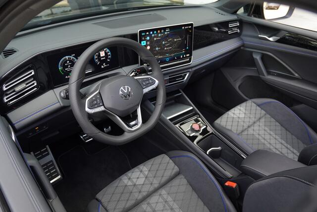 Volkswagen TIGUAN 1.5/272pk eHybrid R-Line Blackstyle|2025|Panoramadak|360°Camera|Trekhaak|20"Blackstyle|Stoelverwarming/massage|Carplay&AndroidAuto|sfeerverlichting|el.achterklep