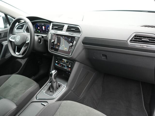 Volkswagen TIGUAN 1.4 TSI Elegance Plug In Hybrid 245pk | PHEV | Trekhaak af Fabriek | Adaptive Cruise | Stuur/Stoel Verwarming | IQ Light | 18"L.M | Carplay | Camera | Digitaal Cockpit |
