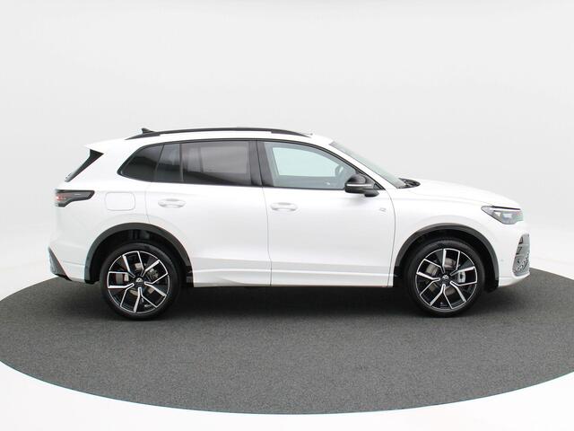 Volkswagen TIGUAN R-Line-Edition 1.5 eHybrid | 204 PK | Trekhaak | Ergonomische Voorstoelen | Stoelmassage | Black Style Pakket |