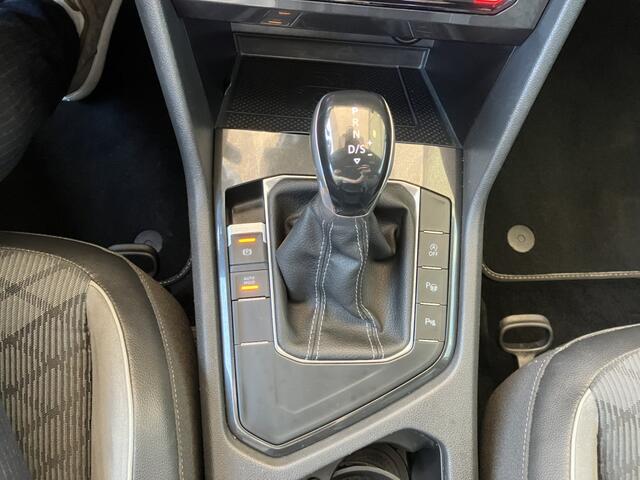 Volkswagen TIGUAN 1.5 TSI 150pk DSG R-Line / Panoramadak / Trekhaak Elek. / 20" LMV / Black Style / Camera / Stuur en Stoelverwarming / IQ LED Matrix