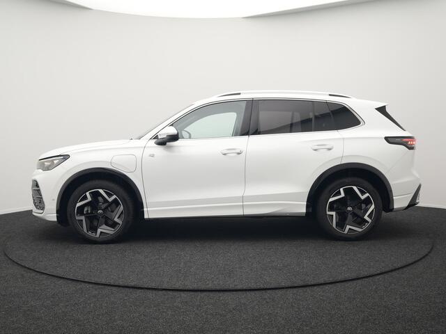 Volkswagen TIGUAN eHybrid R-Line Edition Plug In Hybrid 204pk Dealer O.H PHEV | Adaptive Cruise | 360 Camera | IQ Light | Alcantara Sportstoelen Massage | Apple Carplay | Travel Assist | Keyless | Sfeerverlichting | Navigatie | Virtual | DAB |