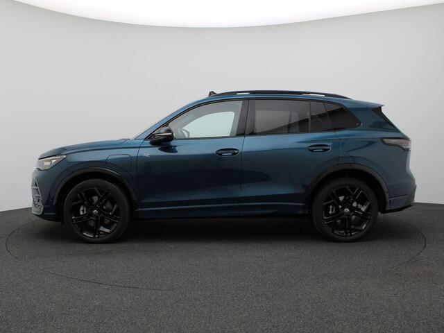 Volkswagen TIGUAN 1.5 eHybrid R-Line Edition 272PK DSG Trekhaak wegklapbaar, Panoramadak, Head-Up display, Harman Kardon, Side Assist, Keyless, Winterpakket, 20" LM Velgen