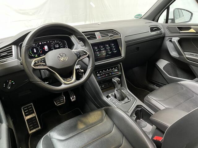 Volkswagen TIGUAN 1.4 TSI eHybrid R-Line / AUTOMAAT/ 245 PK/ PANO/ LEER/ STUUR+STOEL VERWARM./ ELEK. ACHTERKLEP/ TREKHAAK/ PARK.SENSOR.V+A/ CAMERA/ DCC/ APP-CONNECT/ MEMORY SEATS/ ACC/ NAVI/ CLIMA/ DAB/ 20'' LMV