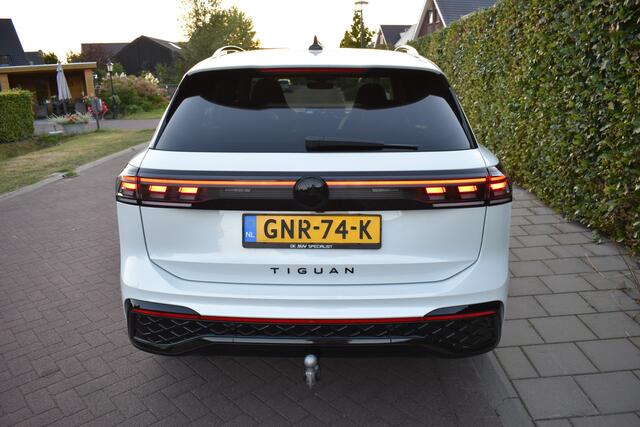 Volkswagen TIGUAN 1.5 eTSI R-Line '24 ACC.PANO,TREKH, FONKELNIEUW!