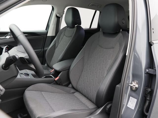 Volkswagen TIGUAN Life Edition 1.5 eTSi Automaat | Trekhaak | App Connect | Camera | Stoelverwarming