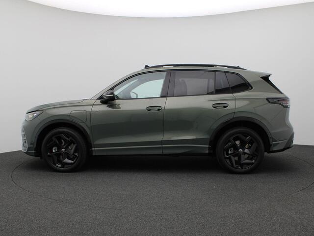 Volkswagen TIGUAN 1.5 eHybrid R-Line Edition 272PK DSG Pano-Schuifdak, Black Style, Adaptieve Cruise Controle, Navi, Stoel-Stuurverwarming, Keyless, Side Assist, Elektr. Achterklep, 19" LM Velgen