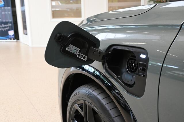 Volkswagen TIGUAN 1.5 eHybrid R-Line Edition | 360° Camera | Panoramadak | IQ. Light | 100% (Dealer) onderhouden label