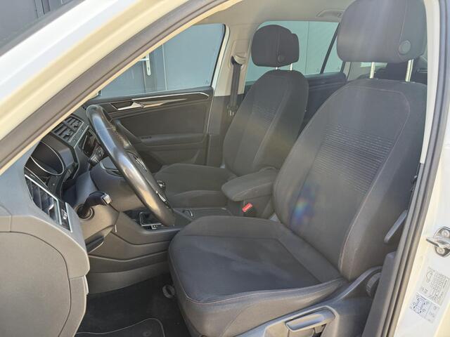 Volkswagen TIGUAN 1.4 TSI Comfortline Business / Elektrisch Wegklapbare Trekhaak ( 1600 KG trekgewicht ) / Stoelverwarming / Adaptieve Cruise Control / Navigatie / Bluetooth