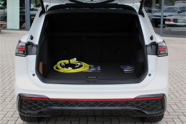 Volkswagen TIGUAN 1.5 eHybrid R-Line Business 272pk PANO TREKHAAK BLACK PACK NIEUWE AUTO!
