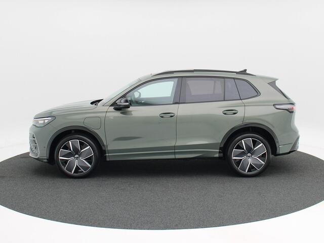 Volkswagen TIGUAN 1.5 eHybrid R-Line Edition 204 PK | Trekhaak | Panoramadak | Adaptieve Cruise Control | Stoel & Stuur Verwarming | Black Style |