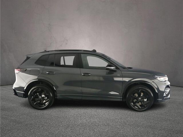 Volkswagen TIGUAN R-Line Edition 1.5 TSI eHybrid 272pk DSG Automaat Trekhaak, Black Style, Panoramadak, Adaptive cruise control, Elektriche achterklep, Achteruitrijcamera