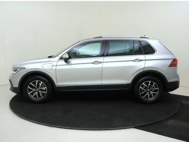 Volkswagen TIGUAN 1.4 TSI eHybrid Life | Parkeerassistent | Keyless | Digital cockpit Pro | Achteruitrijcamera | Adaptieve cruise control | 3-zone airco | Navigatie |