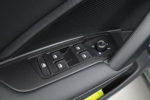 Volkswagen TIGUAN 1.5 eHybrid R-Line Black Style | Pano | Massage | Adapt. Cruise | IQ. Light | Camera | Keyless | CarPlay
