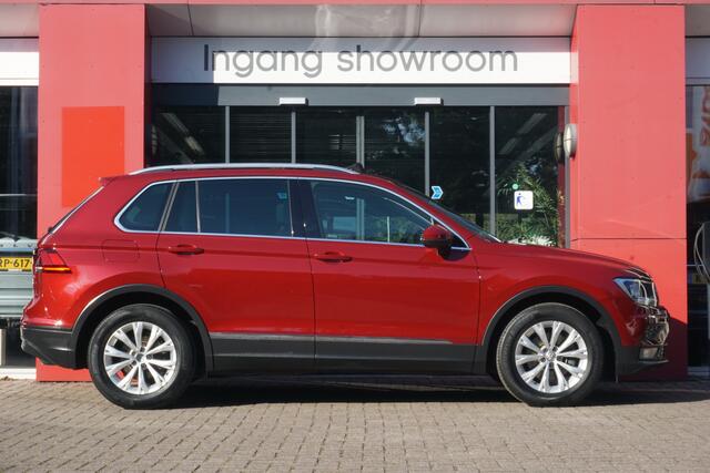 Volkswagen TIGUAN 1.4 TSI Comfortline Business | Origineel NL | Panoramadak | Trekhaak | ACC | PDC | Navigatie |
