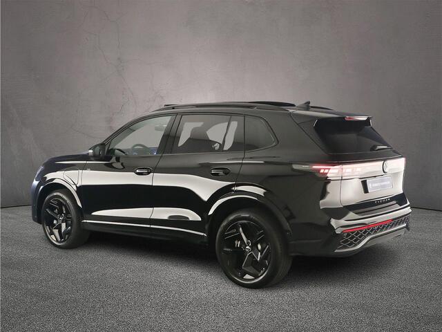 Volkswagen TIGUAN R-Line Edition 1.5 TSI eHybrid 272pk DSG Automaat Black Style, Trekhaak, Panoramadak, Adaptive cruise control, Achteruitrijcamera, Elektrische achterklep