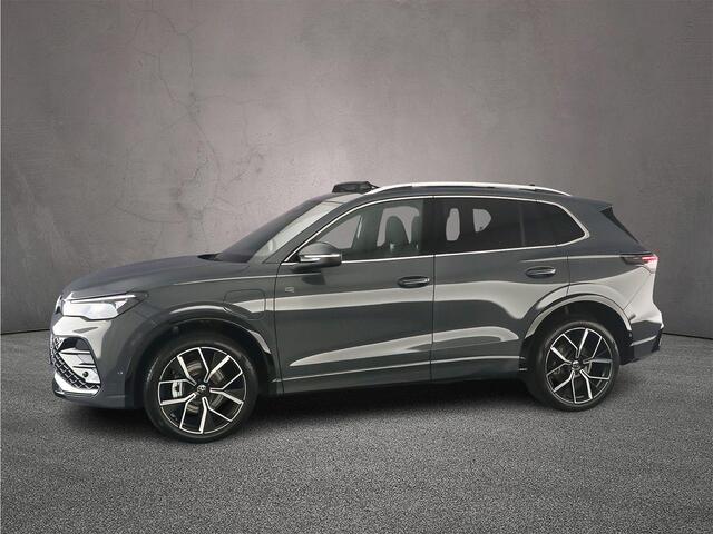 Volkswagen TIGUAN R-Line Edition 1.5 TSI eHybrid 272pk DSG Automaat Trekhaak, Panoramadak, Adaptive cruise control, Achteruitrijcamera, Navigatie, Elektrische achterklep