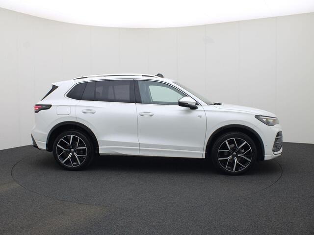Volkswagen TIGUAN 1.5 eTSI/150PK R-Line DSG · Panoramadak · Trekhaak · 360° Camera + Parkeersensoren · Harman Kardon · Garantie tot 01-01-2026