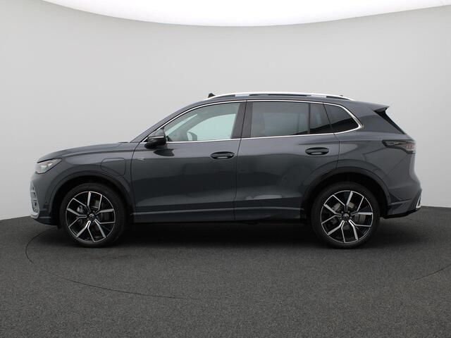 Volkswagen TIGUAN 1.5 eHybrid R-Line Edition 272PK DSG Pano-Schuifdak, Lederen Bekleding, Head-Up Display, 360gr. Camera, Stoelverwarming & Koeling, Matrix-LED Verlichting, Trekhaak, 20" LM Velgen, Adaptieve Cruise Controle,