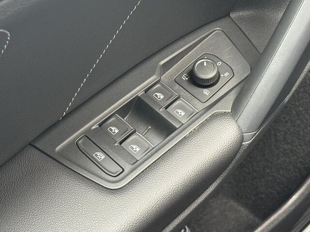 Volkswagen TIGUAN 1.5 TSI R-Line Business+ Pano | Trekhaak | 20 Inch | Camera