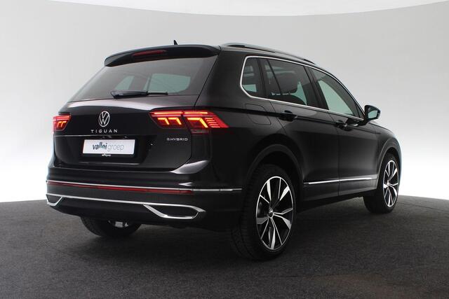 Volkswagen TIGUAN 1.4 TSI eHybrid 245 pk DSG Elegance | Panoramadak | Trekhaak | IQ Light | Achteruitrijcamera | Standkachel | Adaptive Cruise | Park Assist | Sportstoelen | 20 inch