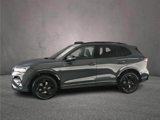 Volkswagen TIGUAN R-Line Edition 1.5 TSI eHybrid 272pk DSG Automaat Black Style, Trekhaak, Panoramadak, Adaptive cruise control, Achteruitrijcamera, Elektrische achterklep