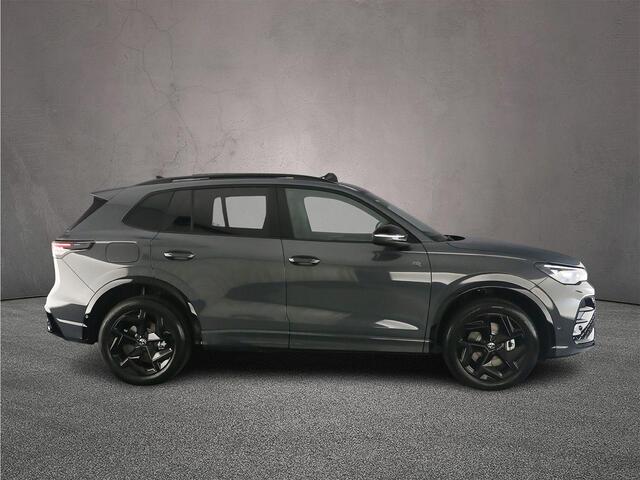 Volkswagen TIGUAN R-Line Edition 1.5 TSI eHybrid 272pk DSG Automaat Black Style, Trekhaak, Panoramadak, Adaptive cruise control, Achteruitrijcamera, Elektrische achterklep