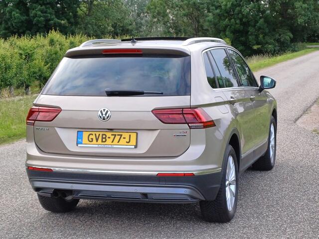 Volkswagen TIGUAN 1.4 TSI 4Motion Highline /Nieuwstaat !/Pano/Camera/Led/Navi/18 " /Ada Cruise/